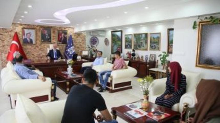 Filistinli &Ouml;ğrencilerden Başkan Sara&ccedil;oğlu&rsquo;na Teşekk&uuml;r Ziyareti