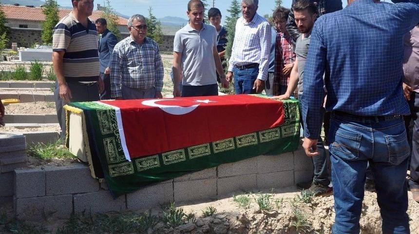 Hakkari&rsquo;de Evinde &Ouml;l&uuml; Bulunan Doktor Konya&rsquo;da Toprağa Verildi