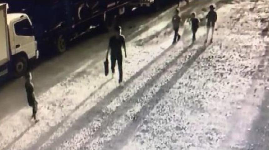 Evinin G&uuml;venlik Kamerası Cinayeti Kaydetti