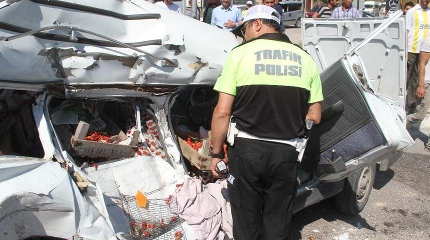 Kamyon, Otomobile &Ccedil;arptı: 1 &Ouml;l&uuml;, 1 Yaralı