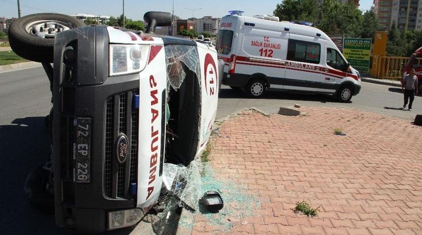 Hasta Taşıyan Ambulans İle Otomobil &Ccedil;arpıştı: 5 Yaralı
