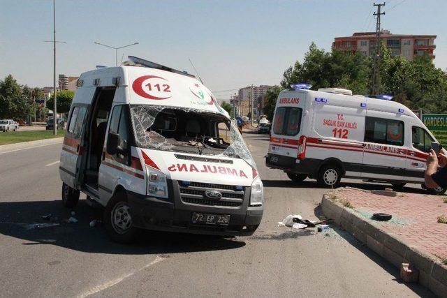 Hasta Taşıyan Ambulans İle Otomobil Çarpıştı: 5 Yaralı