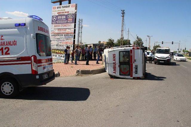 Hasta Taşıyan Ambulans İle Otomobil Çarpıştı: 5 Yaralı