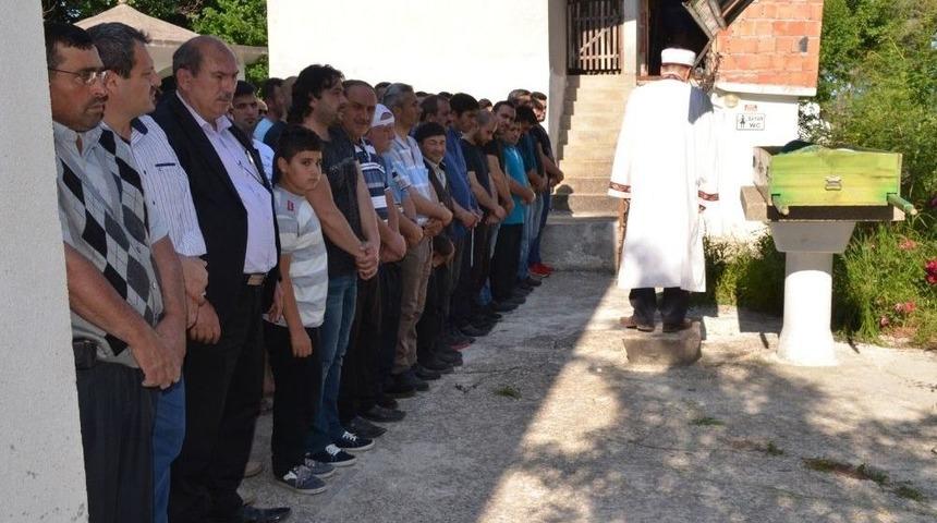 Sinop&rsquo;ta Eşi Tarafından &Ouml;ld&uuml;r&uuml;len Gen&ccedil; Toprağa Verildi