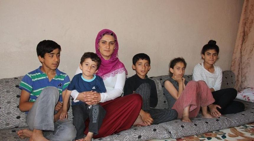 8 &Ccedil;ocuğuna Ve Hasta Eşine Bakıyor