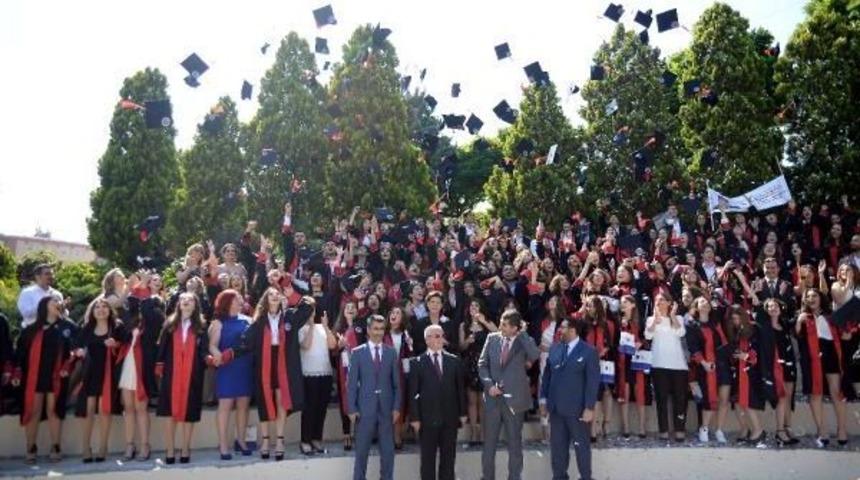 Gen&ccedil; Iletişimcilerin Mezuniyet Coşkusu