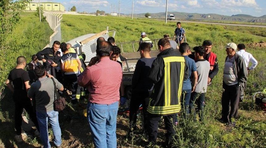 Kamyonette Sıkışan S&uuml;r&uuml;c&uuml;y&uuml; İtfaiye Ekipleri Kurtardı