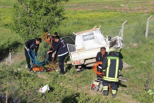 Kamyonette Sıkışan Sürücüyü İtfaiye Ekipleri Kurtardı