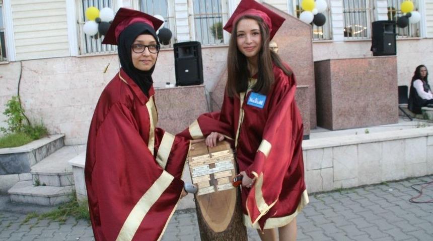 Devrek Metem&rsquo;li &Ouml;ğrencilerden Mezuniyet Sevinci