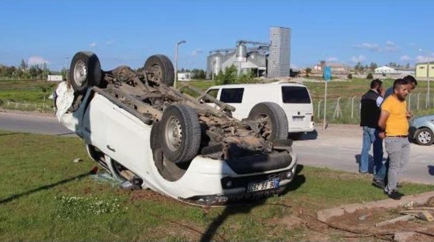 Kamyonet Otomobile &Ccedil;arptı: 2 Yaralı