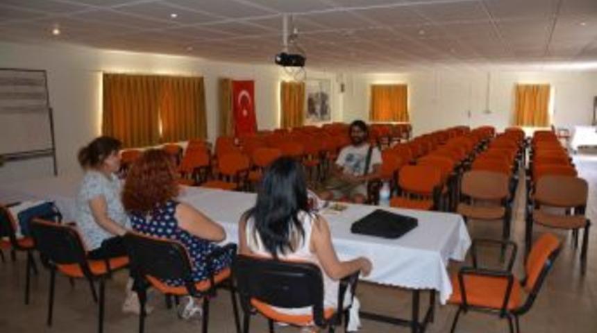 Boş Salona Konuştular