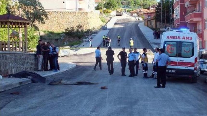 Rampada Kontrolden &Ccedil;ıkan Silindir, Kaldırımdaki Imamı Ezdi