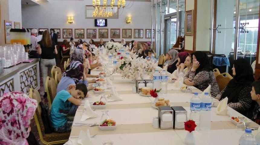 Bakan &Ouml;zl&uuml;&rsquo;n&uuml;n Eşi Onur &Ouml;zl&uuml;, Yetim Ve &Ouml;ks&uuml;z &Ccedil;ocukları Ağırladı