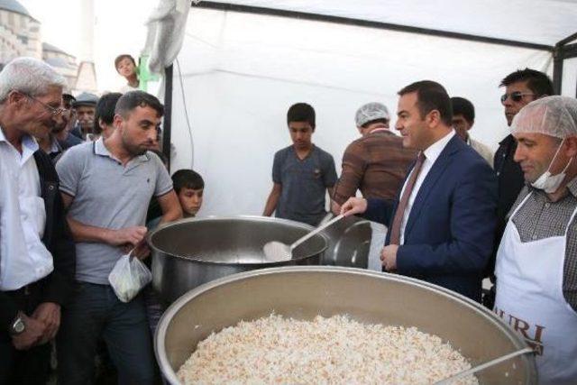 Erciş'te Kaymakam Ve Başkan Vekili Iftarda Yemek Dağıttı