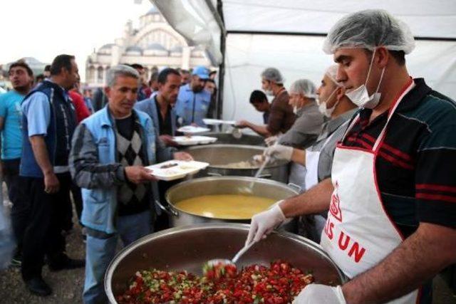 Erciş'te Kaymakam Ve Başkan Vekili Iftarda Yemek Dağıttı