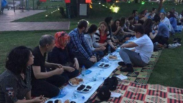 Pide Ve Zeytinle Iftar Yaptılar