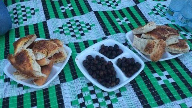 Pide Ve Zeytinle Iftar Yaptılar