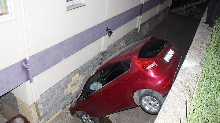 Acemi Kadın S&uuml;r&uuml;c&uuml; Otomobil İle Apartmanın Bah&ccedil;esine D&uuml;şt&uuml;