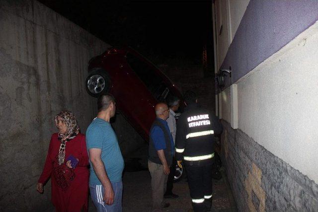 Acemi Kadın S&uuml;r&uuml;c&uuml; Otomobil İle Apartmanın Bah&ccedil;esine D&uuml;şt&uuml; 1