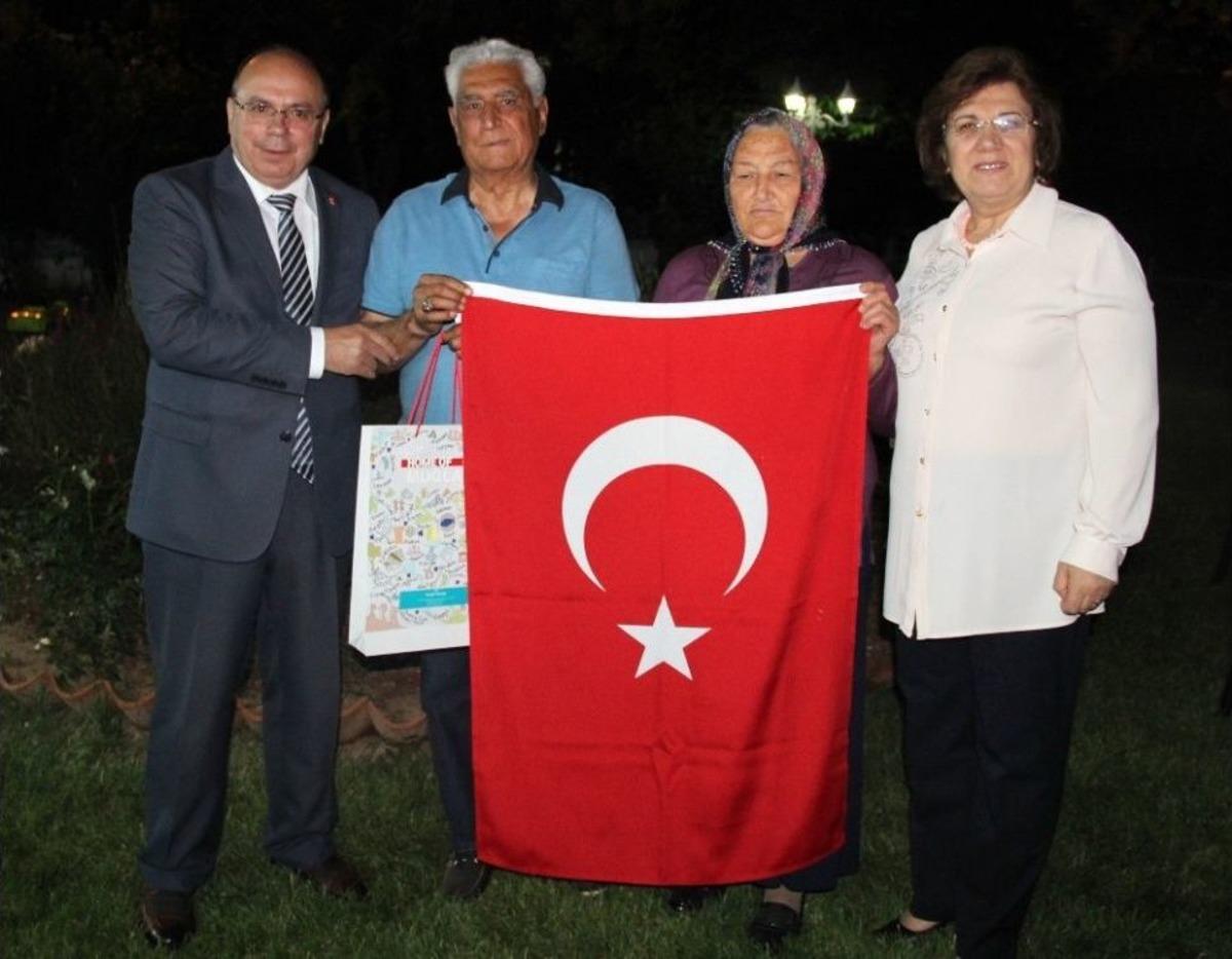 Vali &Ccedil;i&ccedil;ek&rsquo;ten Konak&rsquo;ta Şehit Yakınları Ve Gazilere İftar