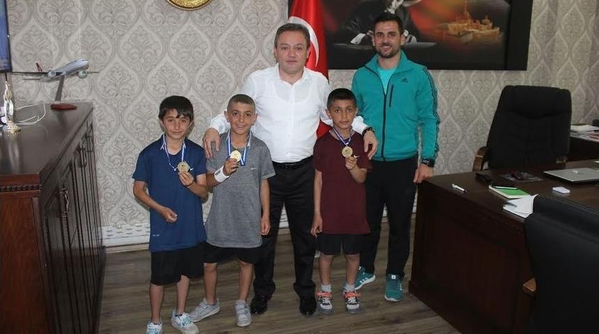 Ağrılı Miniklerden Teniste Başarı