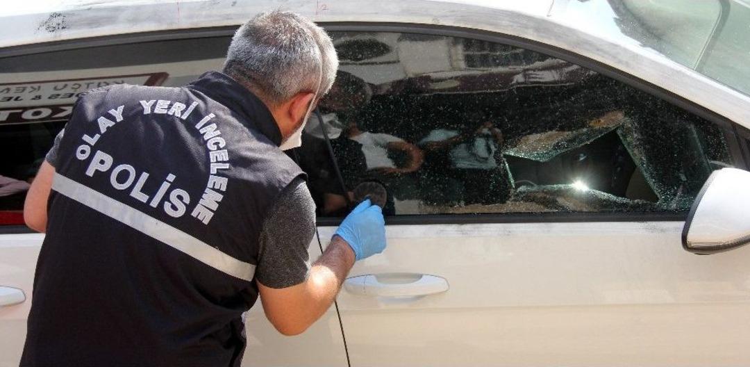 Bujiyle Otomobilin Camını Kırıp 40 Bin Lira &Ccedil;aldı
