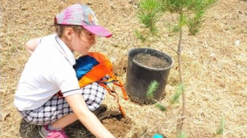 &Ccedil;ocuklardan Fidanlara En Anlamlı Can Suyu