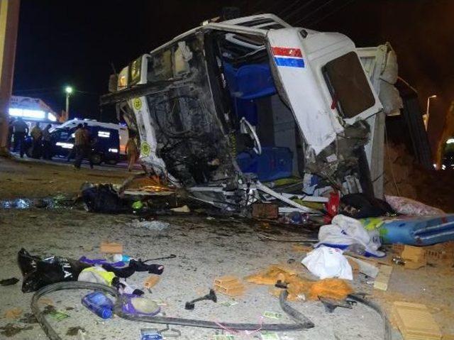 Kavşakta Zincirleme Trafik Kazası: 12 Yaralı 2