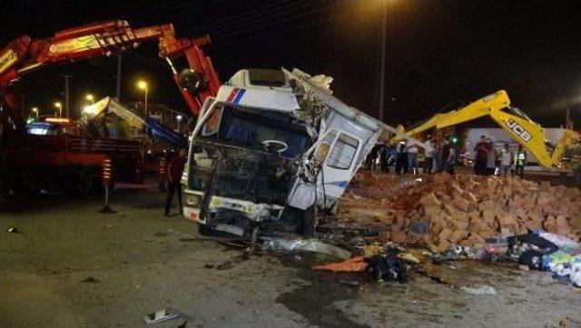 Kavşakta Zincirleme Trafik Kazası: 12 Yaralı 3