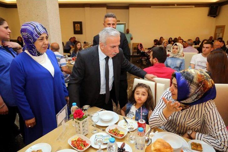 Vali Kamçı Şehit Aileleri Ve Gazilerle İftar Yemeğinde Buluştu G1