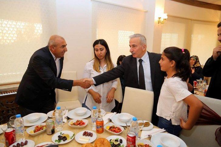 Vali Kamçı Şehit Aileleri Ve Gazilerle İftar Yemeğinde Buluştu G2