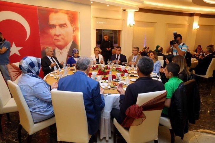 Vali Kamçı Şehit Aileleri Ve Gazilerle İftar Yemeğinde Buluştu G5