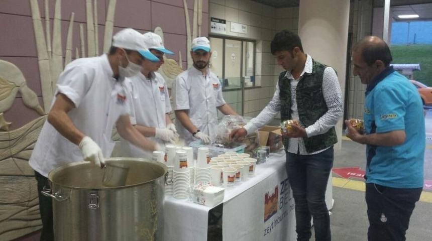 Marmaray Yolcularına İftarda &Ccedil;orba S&uuml;rprizi