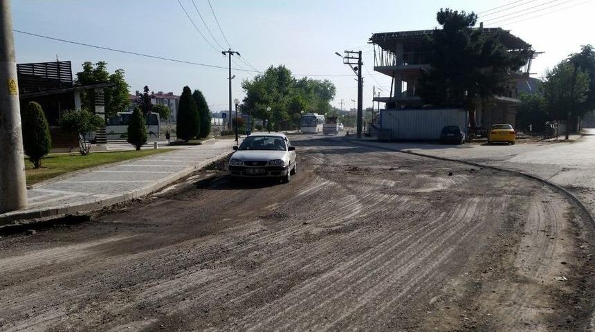 Asfaltlamada Sıra Saat&ccedil;igil Caddesinde Geldi