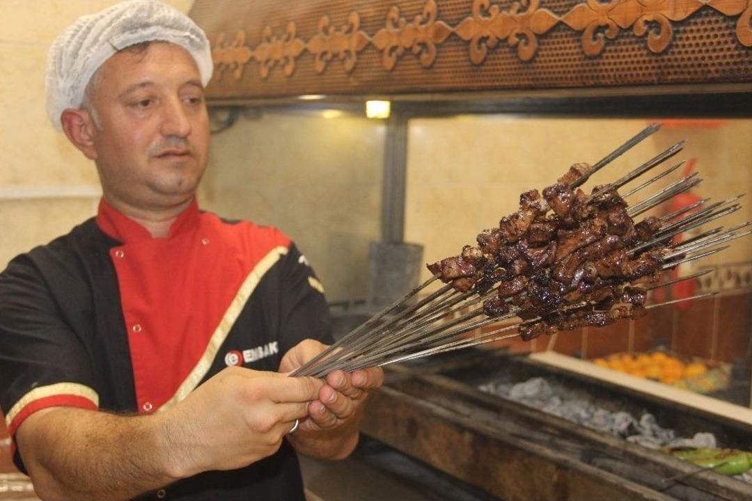 (&ouml;zel Haber) Ramazanın Maneviyatı, Tarih Ve Ciğer Kebabı Sahurda Buluşuyor