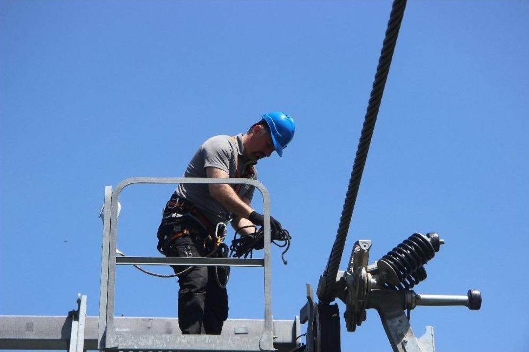 (&ouml;zel Haber) Teleferikte Ekmeklerini &Ouml;l&uuml;me Meydan Okuyarak &Ccedil;ıkartıyor