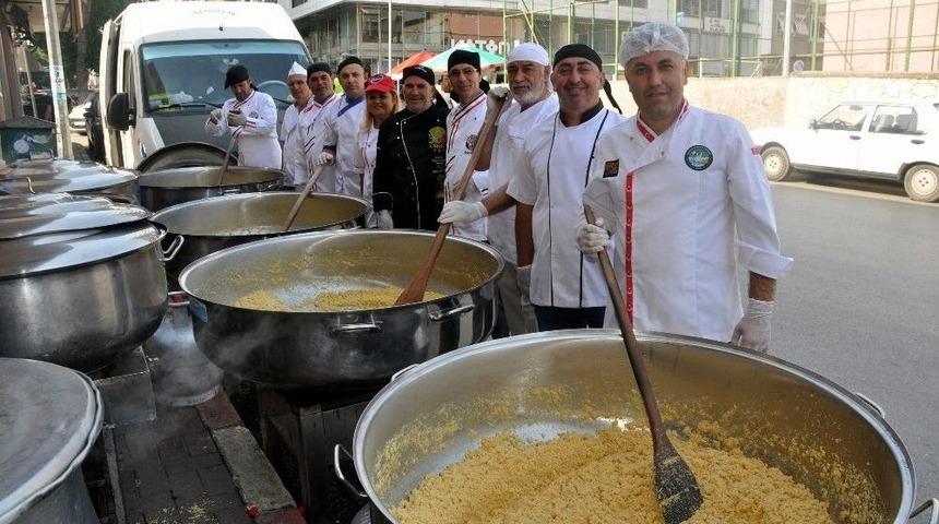 Nazillili Aş&ccedil;ılar Bir Ton Helva Yaparak Dağıttı