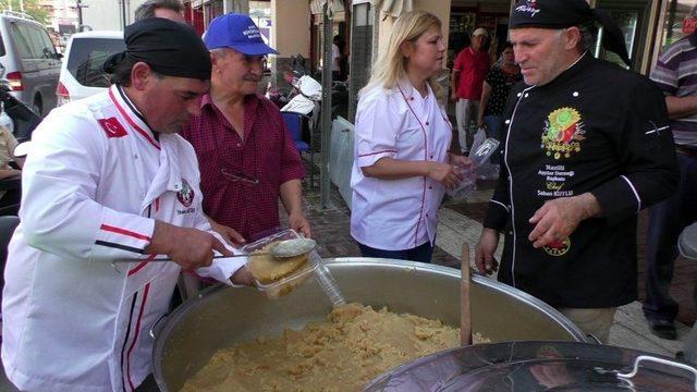 Nazillili Aşçılar Bir Ton Helva Yaparak Dağıttı