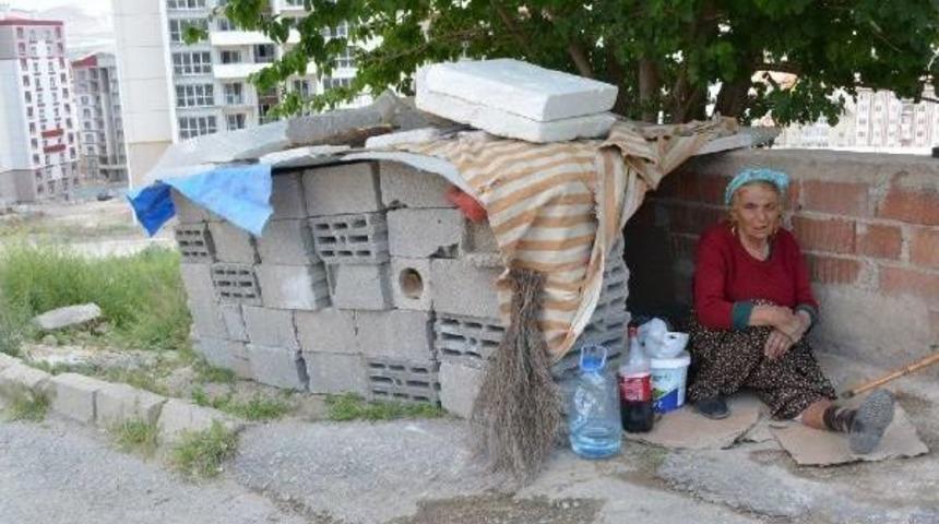 Kızıyla Kavga Edince Sokakta Kaldı