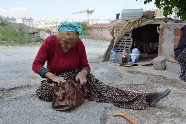 Kızıyla Kavga Edince Sokakta Kaldı