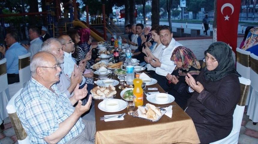 Lapseki&rsquo;de Gazi Ve Şehit Ailelerine İftar Verildi