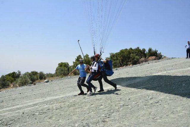 Kırıkhan’da Yamaç Paraşütü Eğitim Uçuşları Başladı