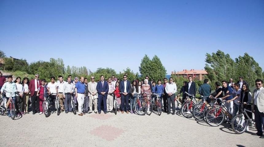 Başarılı Öğrenciler Ödüllendirildi.