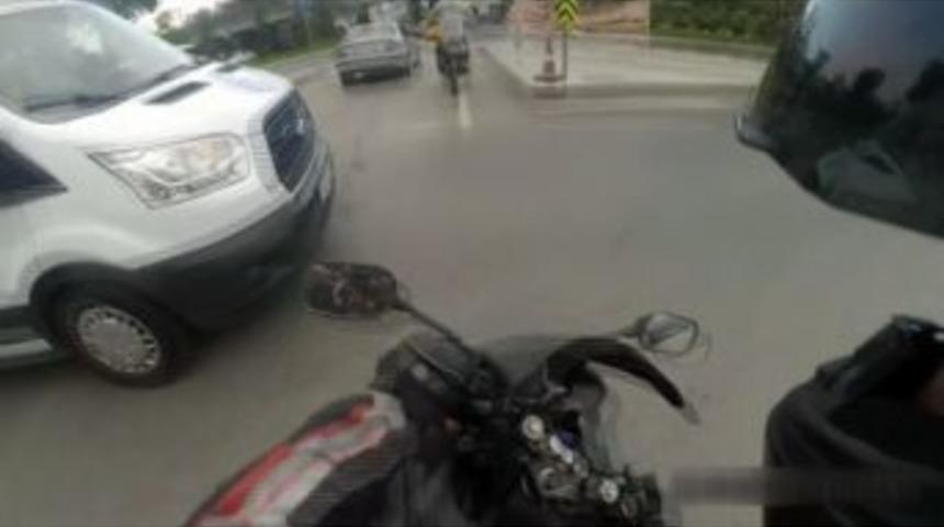 (&ouml;zel Haber) Fatih&rsquo;te Dalgın Motosiklet S&uuml;r&uuml;c&uuml;s&uuml;n&uuml;n Yaptığı Kaza Kamerada