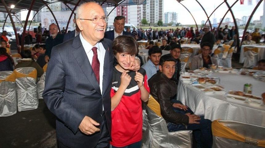 Yenimahalle’de Mahalle İftarları Dolup Taşıyor