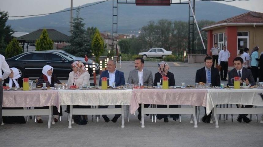 Vali Ve Eşi İftarını, &Ccedil;ocuk Evleri Sitesinde Kalan &Ccedil;ocuklarla Yaptı