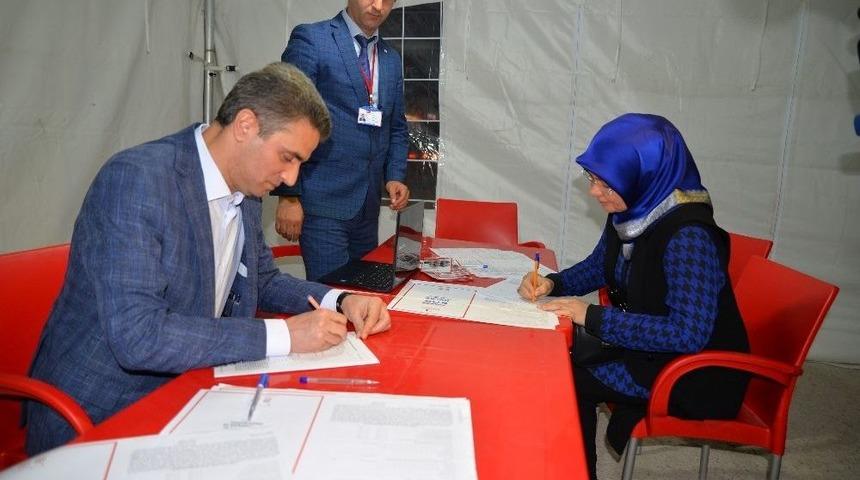 Vali Baruş, L&ouml;semi Hastası G&uuml;ler İ&ccedil;in Kan Verdi