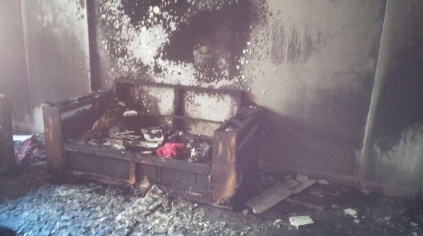 Şarjda Unutulan Telefon Evi K&uuml;le &Ccedil;evirdi