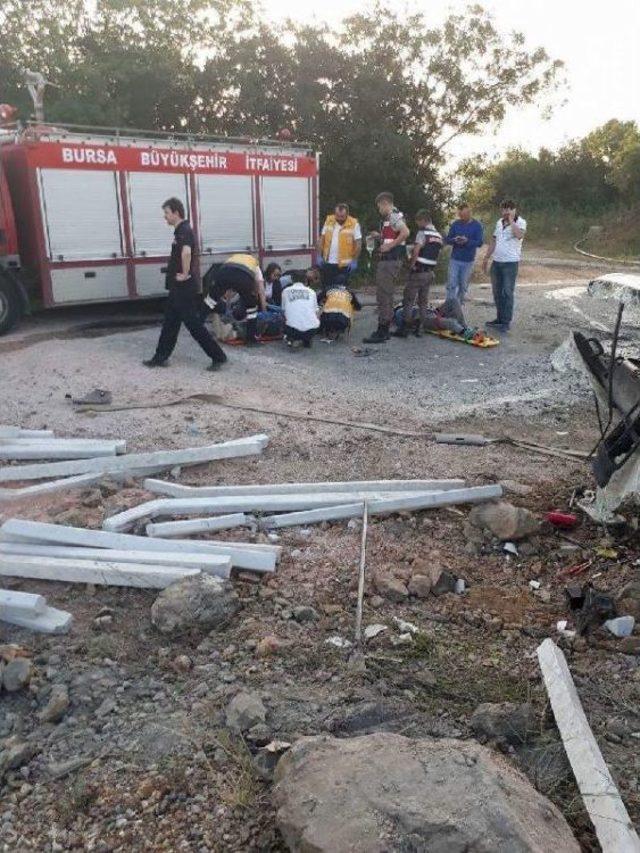 İznik&rsquo;Te Suriyeli Iş&ccedil;ileri Taşıyan Kamyonet Devrildi: 6 Yaralı 1