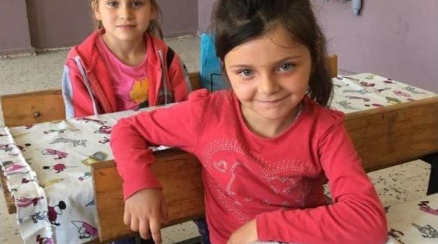 Takip&ccedil;ilerinden Gelen Yardımları &Ouml;ğrencilere Dağıtıyor